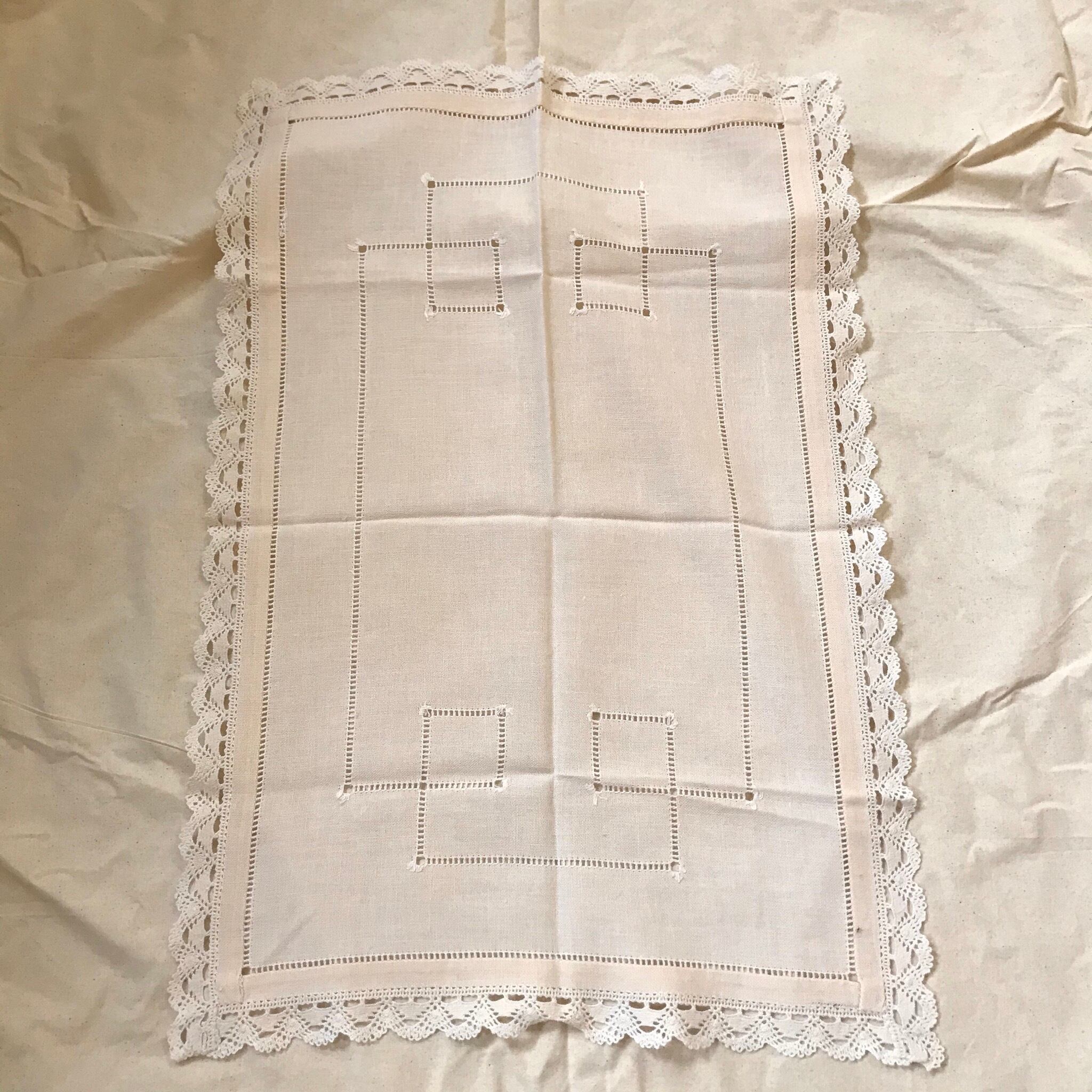 繊細な淡い色の布