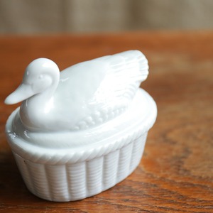鳥が見守る、磁器の小物入れ