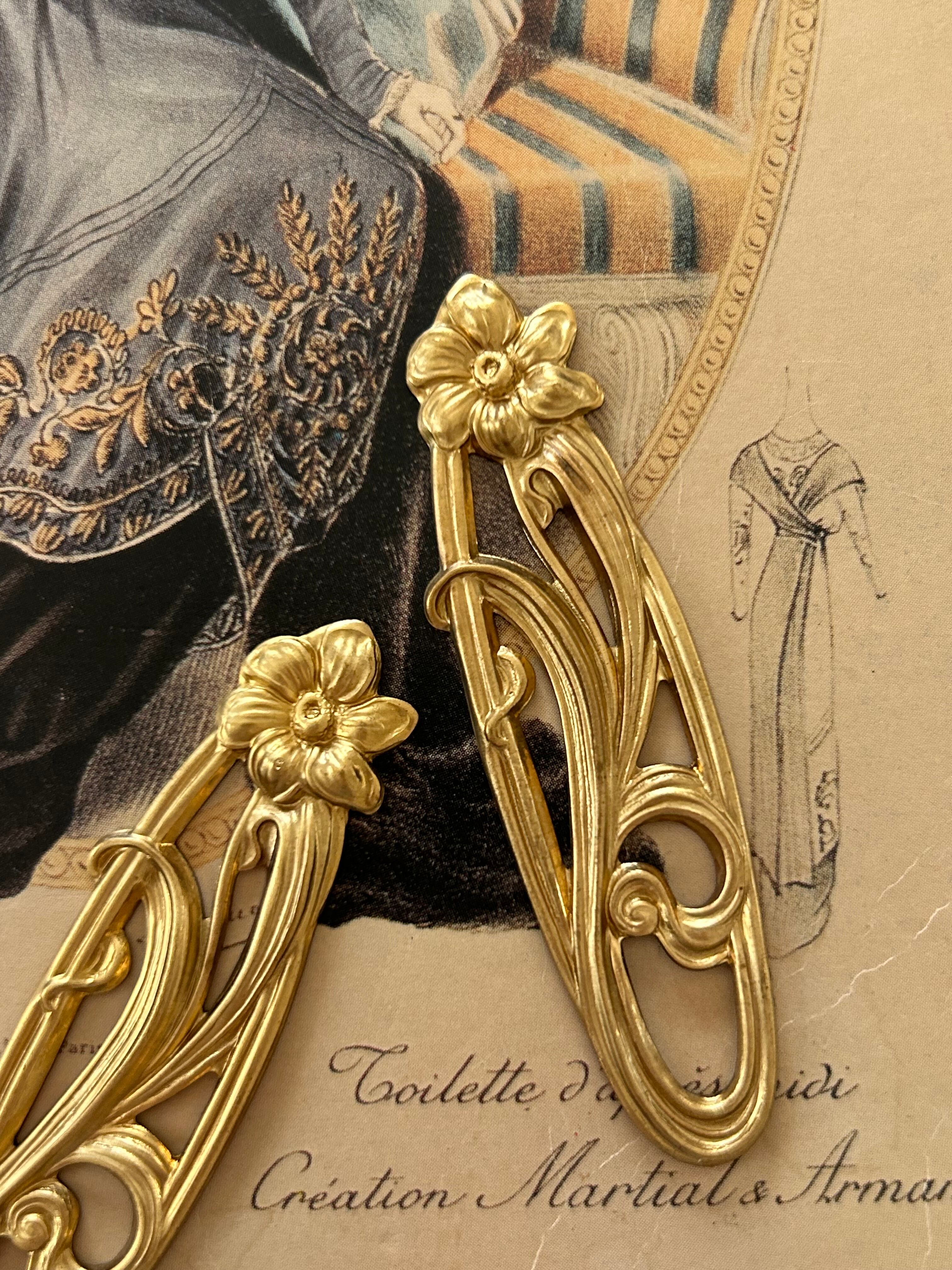 USA ブラス製 エレガントなフラワーのスタンピングパーツ 縦長 透かし ゴールド 真鍮 アクセサリーパーツ チャーム 撮影小物