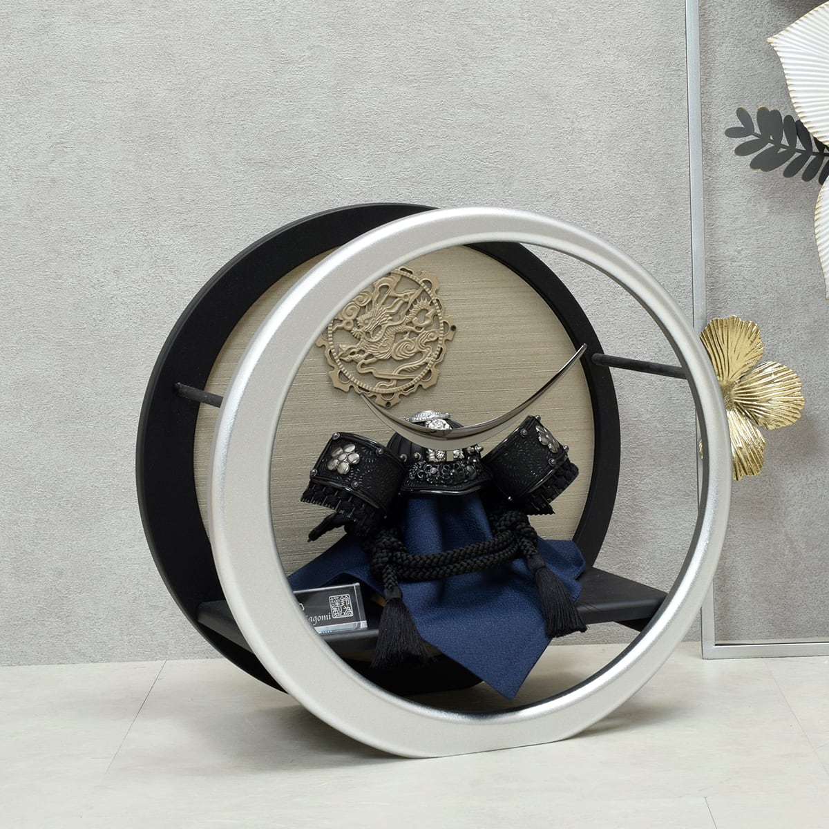 兜飾り【洸龍】伊達政宗｜丸型御飾台｜おしゃれ｜スタイリッシ｜モダン