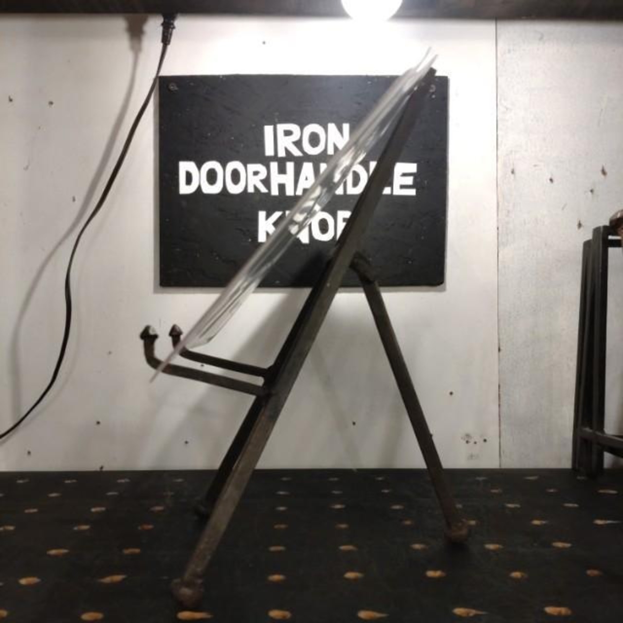 India Triangular Easel Stand Made of Iron　Iron　Antique Style　Changes over time　Display　