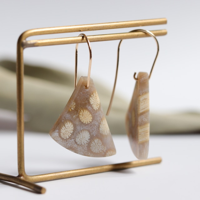 時間を纏う・花模様の天然石ピアス｜フォッシルコーラル 菊目石 グレー 三角形 一点もの 14kgf 大人 金属アレルギー対応