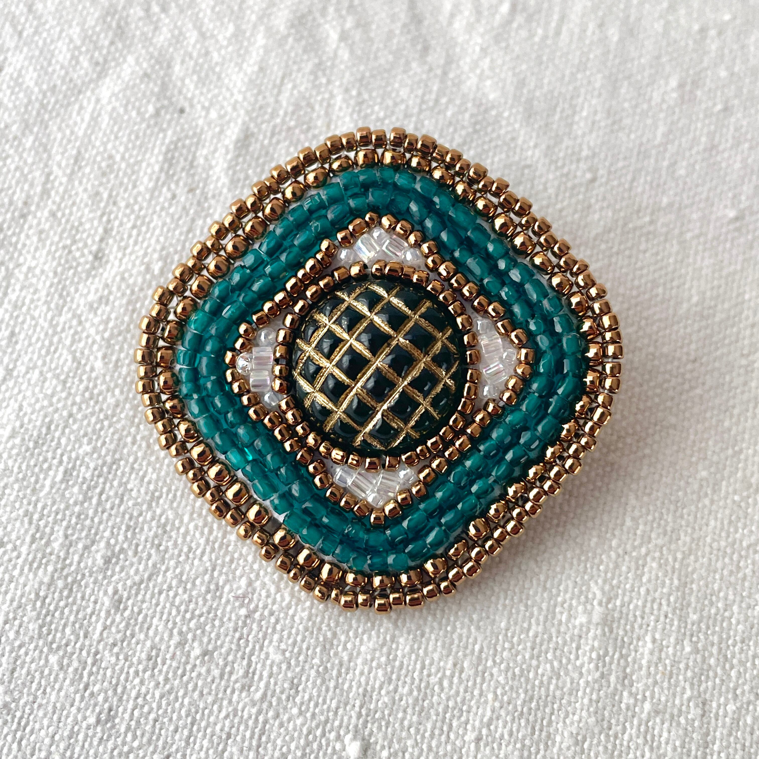 グリーン×ゴールド・クロスチェックカット〈ビーズ刺繍のブローチ
