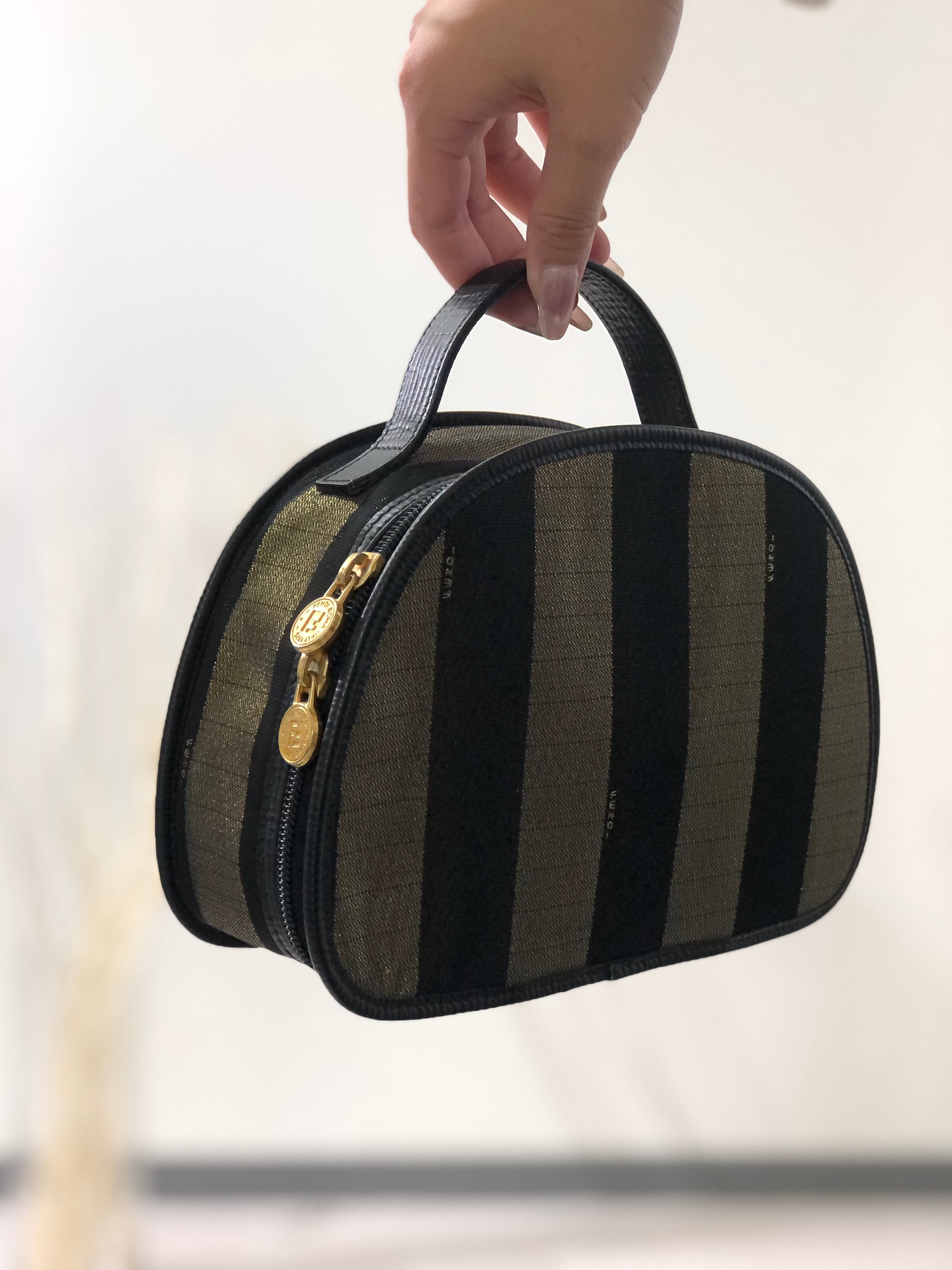 FENDI フェンディ ペカン柄 ストライプ ナイロン バニティバッグ FENDI フェンディ ペカン柄 ストライプ ナイロン バニティバッグ
