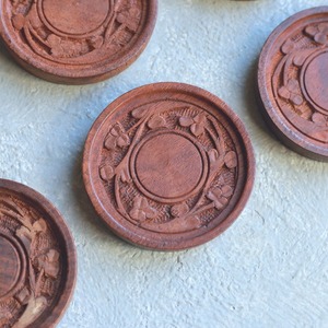 彫りが美しい、木製のコースター 6枚セット 1