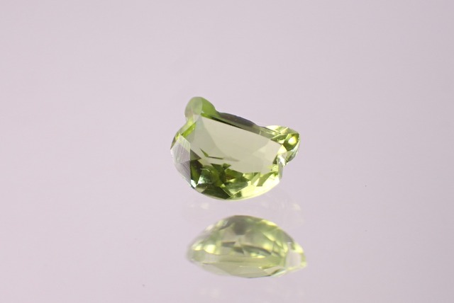 ペリドット(猫カット)　0.63ct　[D2-409]