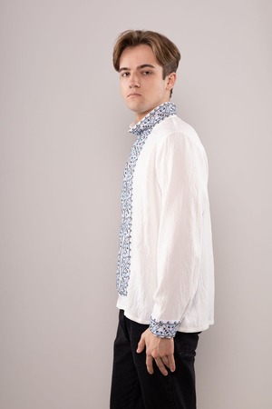 ウクライナ刺繍ヴィシヴァンカ　クロスステッチ手刺繍　Mサイズ　メンズ