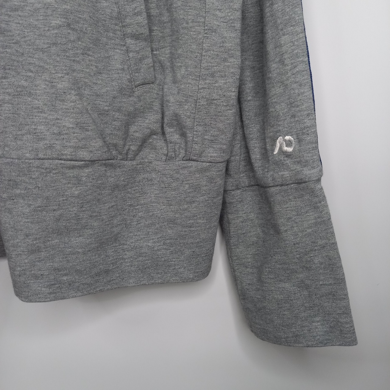 ナイキ　ジップアップ　ライトパーカー　フーディー　ライン　スウォッシュ　刺繍ロゴ