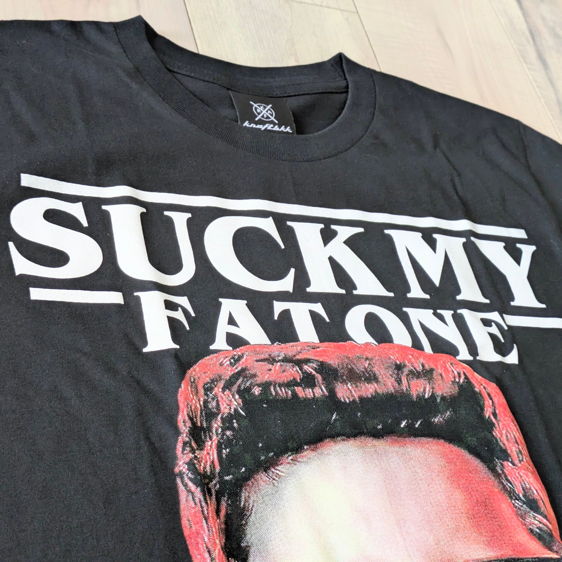 【 Stranger Things / ストレンジャーシングス  】『 SUCK MY FAT ONE 』 デレク Tシャツ / ストレンジャーシングス Season5〚アメリカン雑貨 アメトイ〛