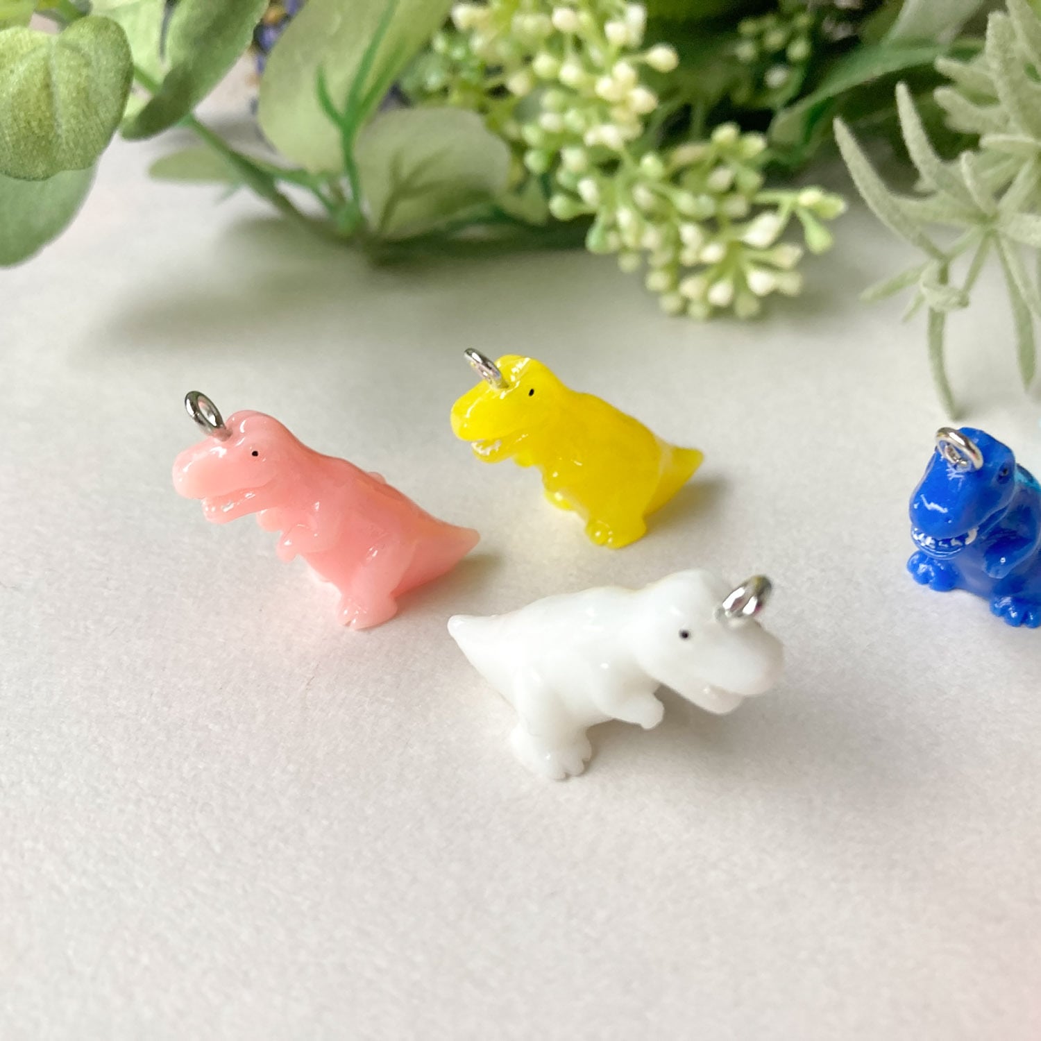 再入荷〉カラフル恐竜アクリルチャーム | Dua-アクセサリーパーツショップ