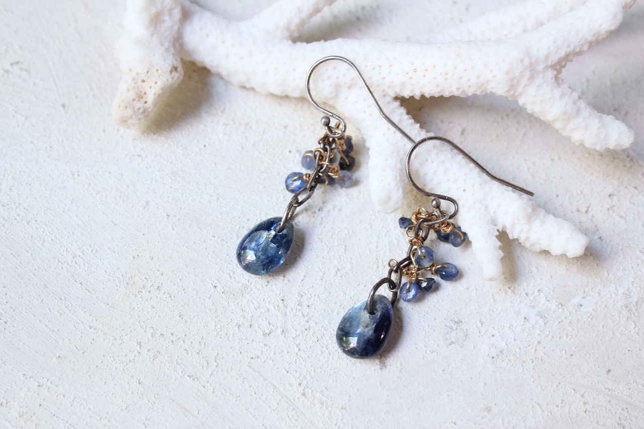 カイヤナイトとサファイアのピアス