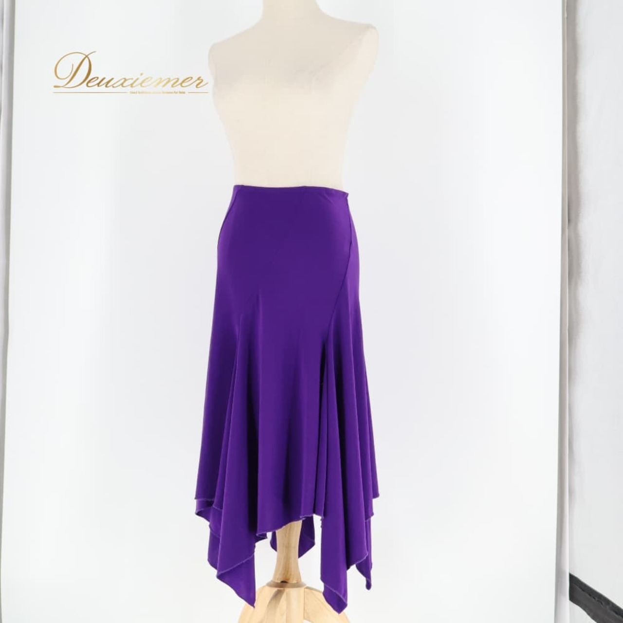 社交ダンス 衣装 squeeze T.D.F スカート レッスンウェア パープル系 紫 無地 シンプル ラテン 華やか 鮮やか かわいい おしゃれ 上品 大人っぽい 練習 レッスン 練習着 軽やか ダンス衣装 ラテン用スカート 社交ダンススカート 練習用 パープルスカート 鮮やか紫 無地スカート シンプルデザイン 大人可愛い フレアスカート ひらひら すそ 風になびく ダンスレッスン 競技用ではない レッスン着 普段使い 体型カバー 動きやすい コーデ ベリーダンス風にも パープル カラフル シアー感なし