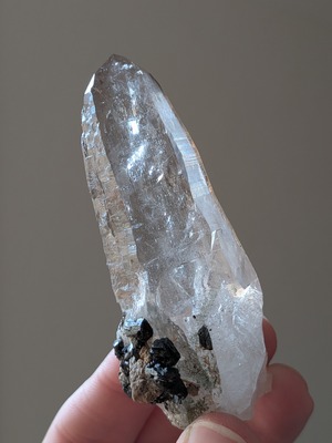 ヒマラヤ水晶（貫入水晶・赤鉄鉱共生） ⭓ ポイント原石 ⭔ ネパール・ガネーシュヒマール産