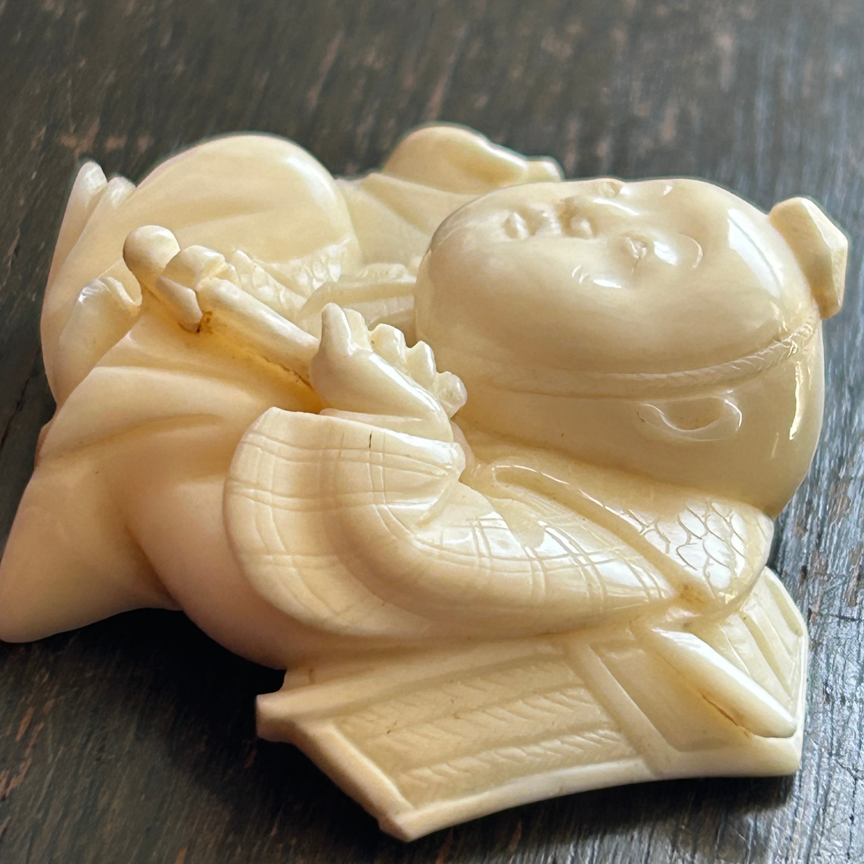 アンティーク　マッコウ鯨歯　なんだか福々しい中間の帯留め