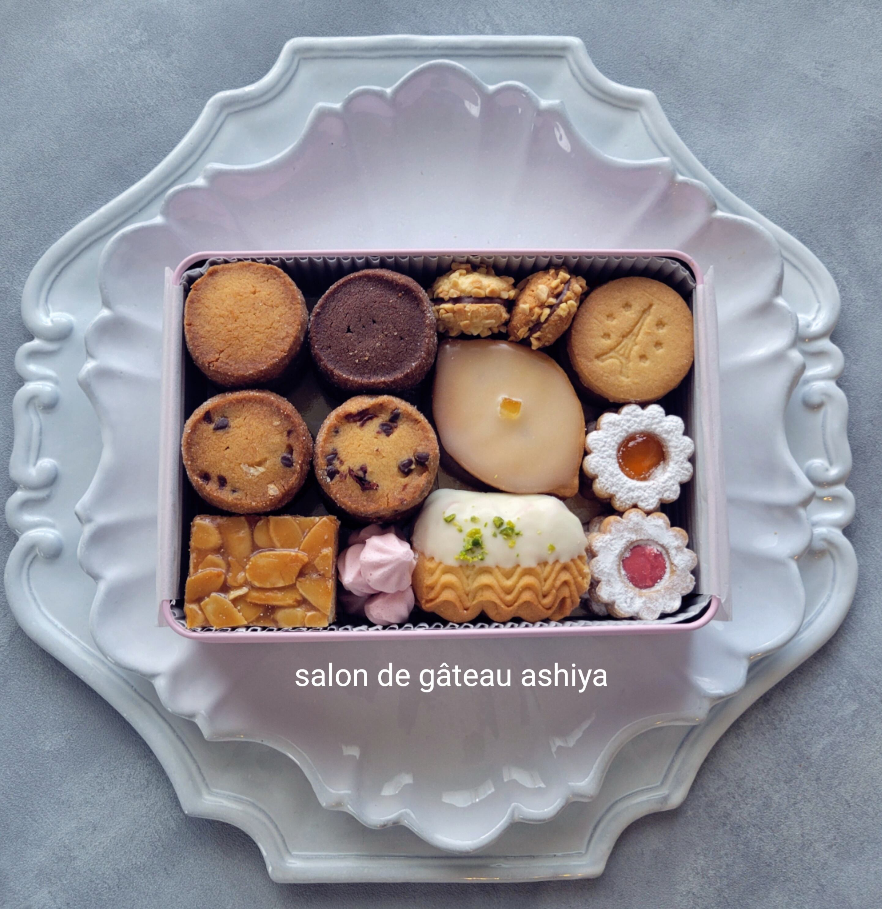 11種類のクッキーとメレンゲ菓子 | Salon de Gateau Ashiya
