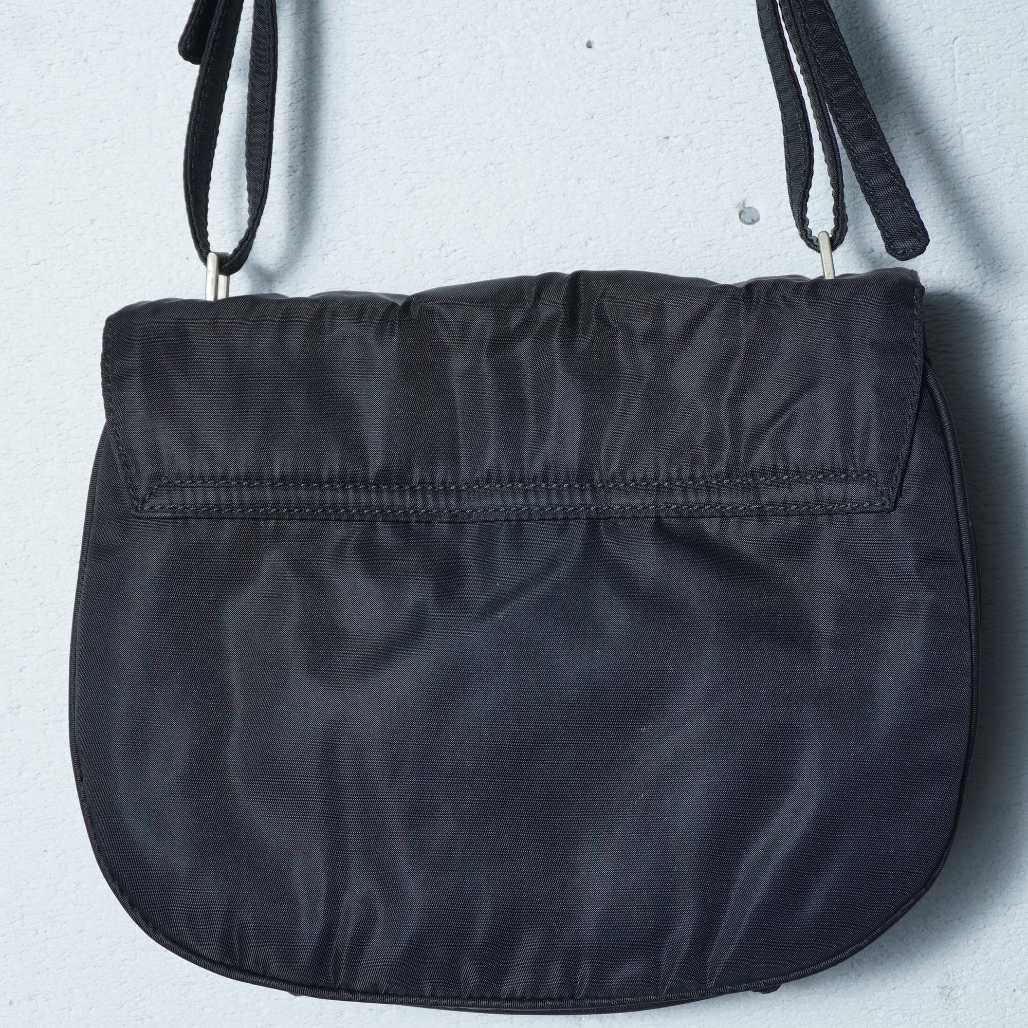 PRADA】プラダ 三角プレートナイロンショルダーバッグ black | MIXHIVE