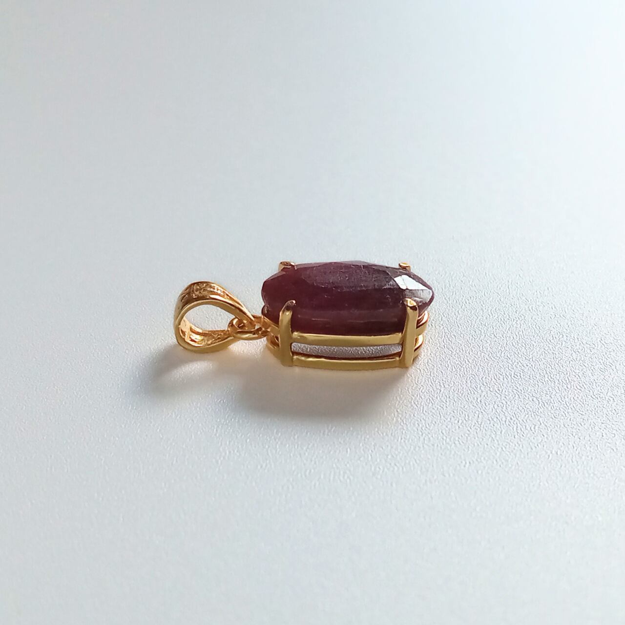 【アフリカ産】ルビー ペンダント トップ(オーバルカット)|SV925(ゴールド)〈ギフトボックス付き〉