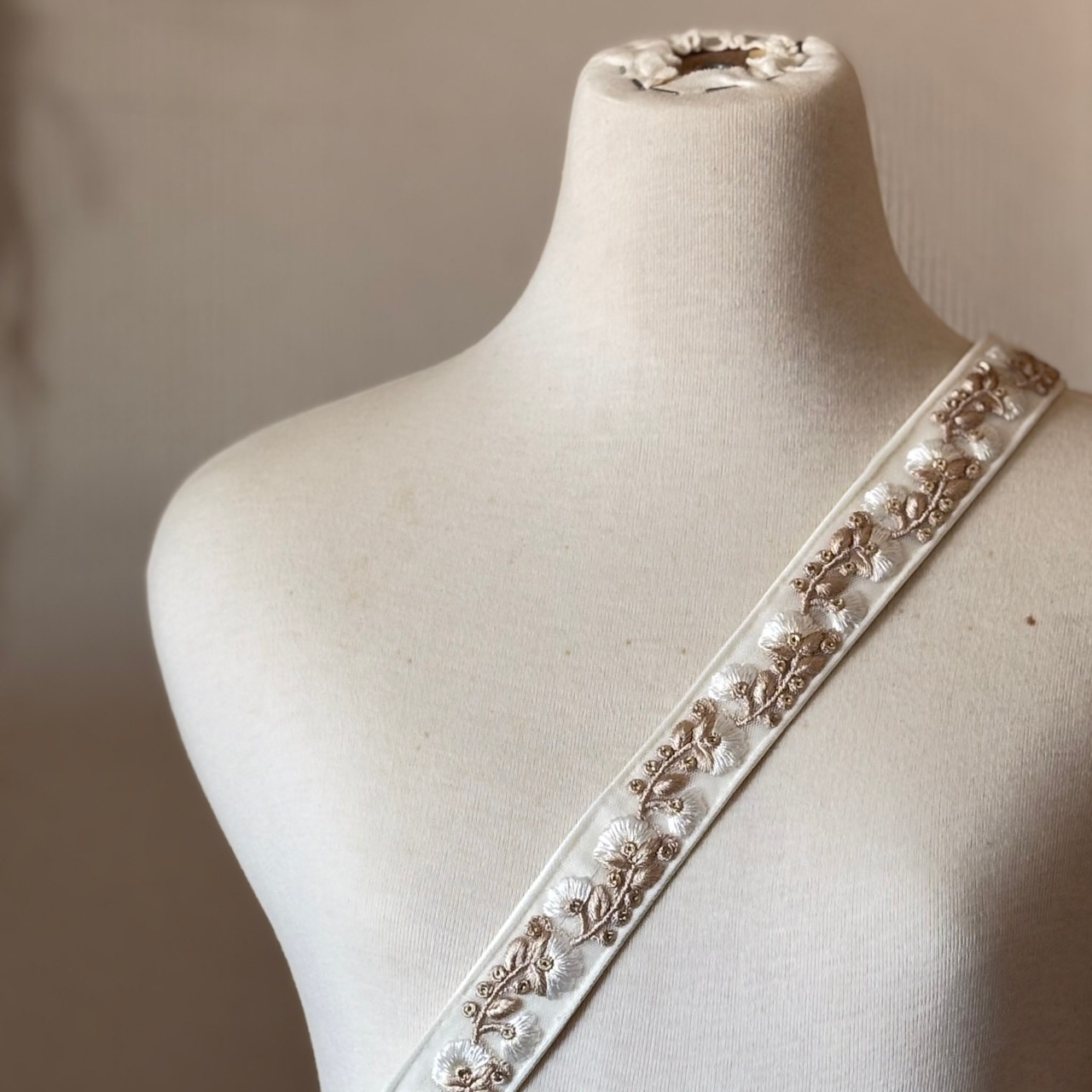 インド刺繍リボンのショルダーストラップ｜太め幅×高級感｜ホワイト