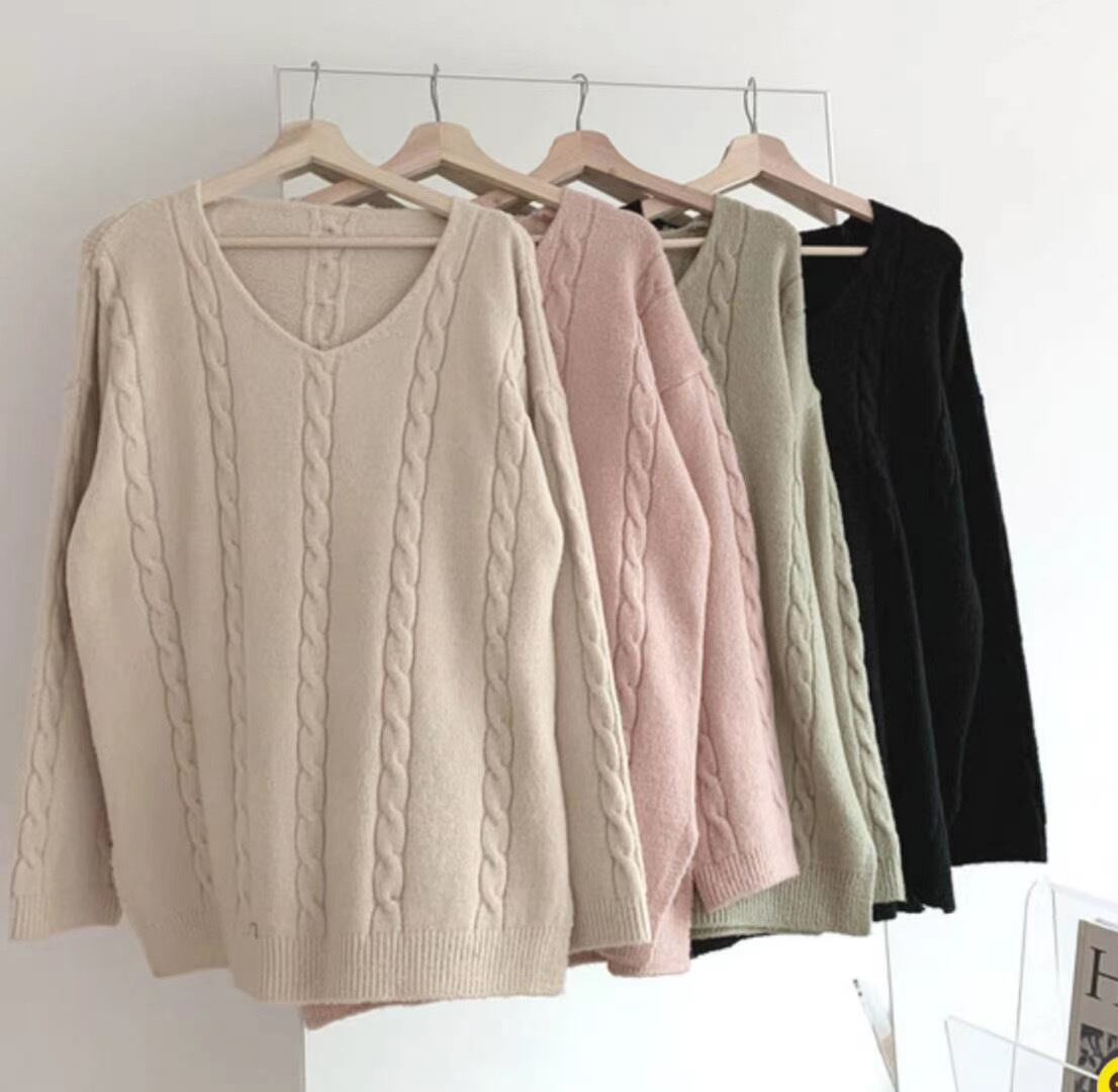 Uネックケーブル編みニット