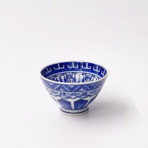 染付雁木文煎茶碗または盃(大)／Leaf tea cup or sake cup, blue and white Gangimon (jagged design) (big)