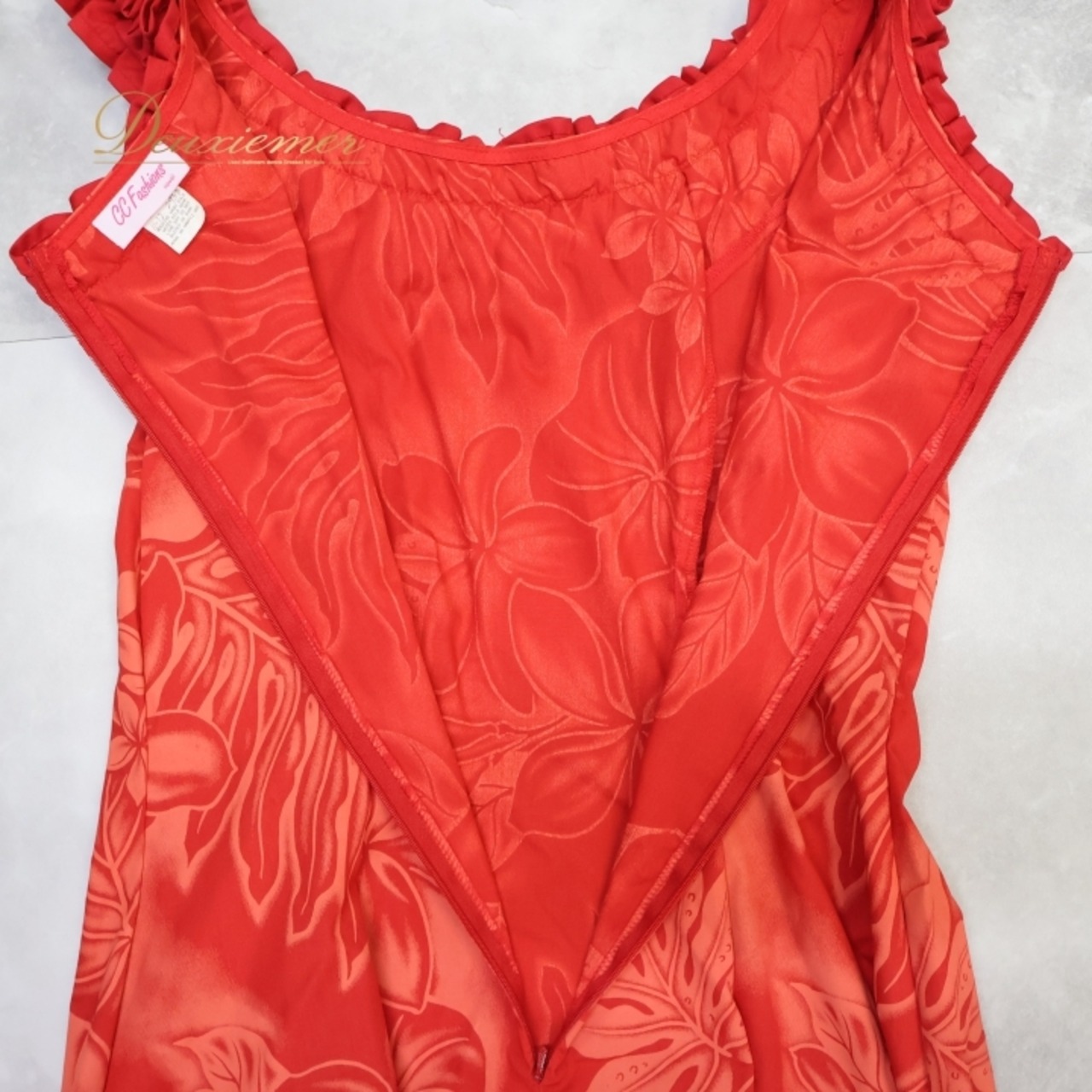 フラダンス 衣装 ワンピース ドレス CC Fashions レッド系 ハワイ製 ノースリーブ フリル ワントーン モンステラ柄 プルメリア柄 かわいい 華やか 鮮やか 明るい ハワイアン アロハ ハワイアンプリント フラ ダンス レッスン 練習 上品