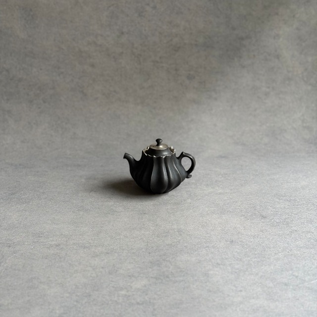 東一仁   黒 スズラン 茶壺 S