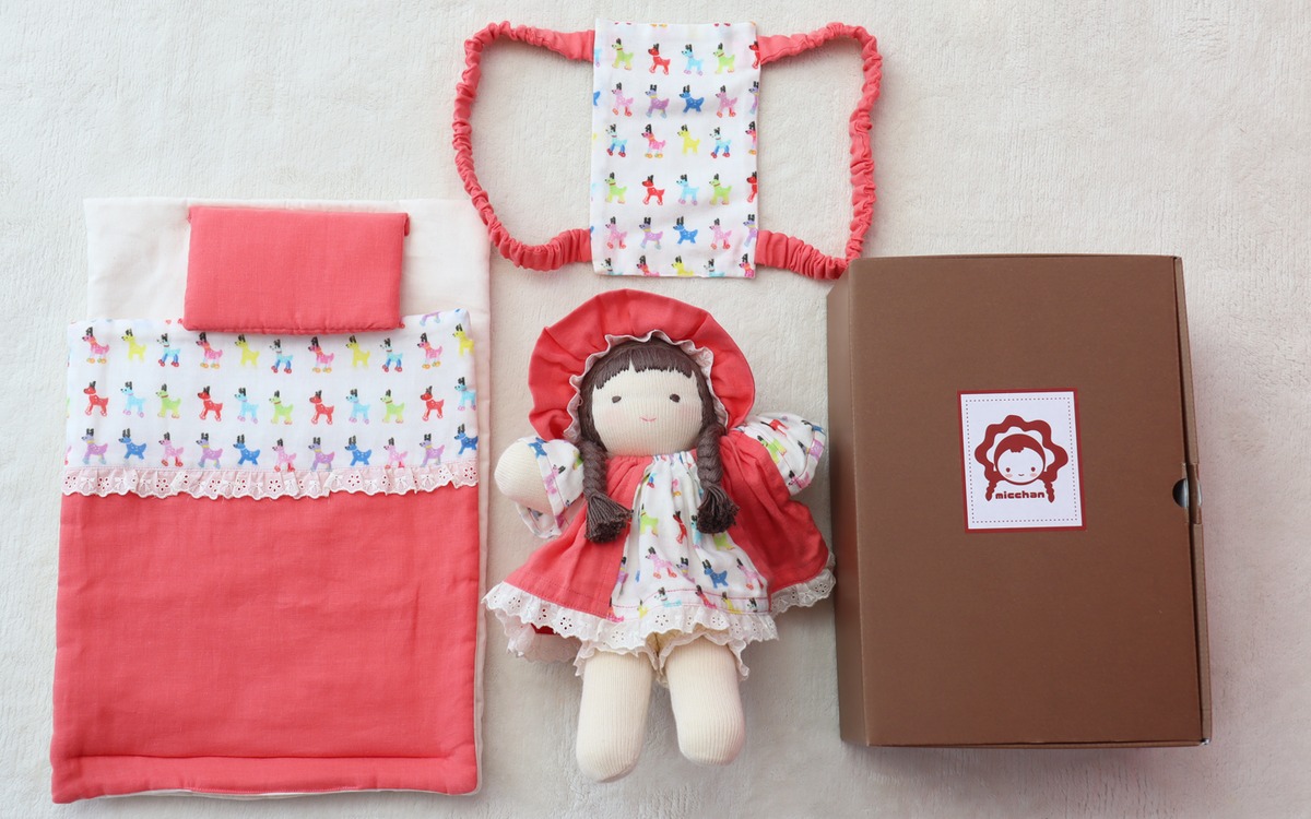 お世話遊び用ギフトセット（着せ替え用の追加お洋服1枚入り）※人形