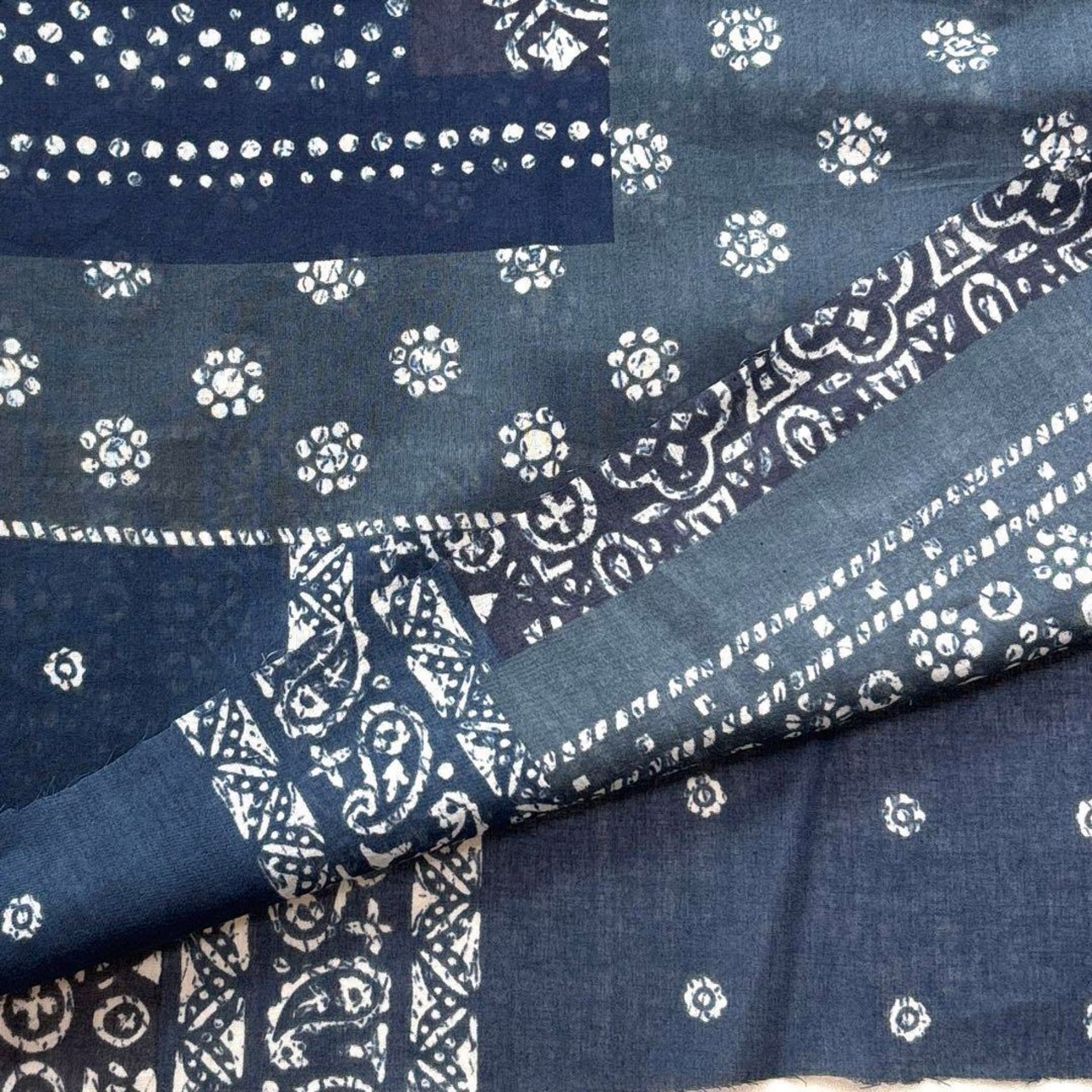 Cdr427-2◆1m◆SM◆綿100%ローン生地◆パッチワークペイズリー調