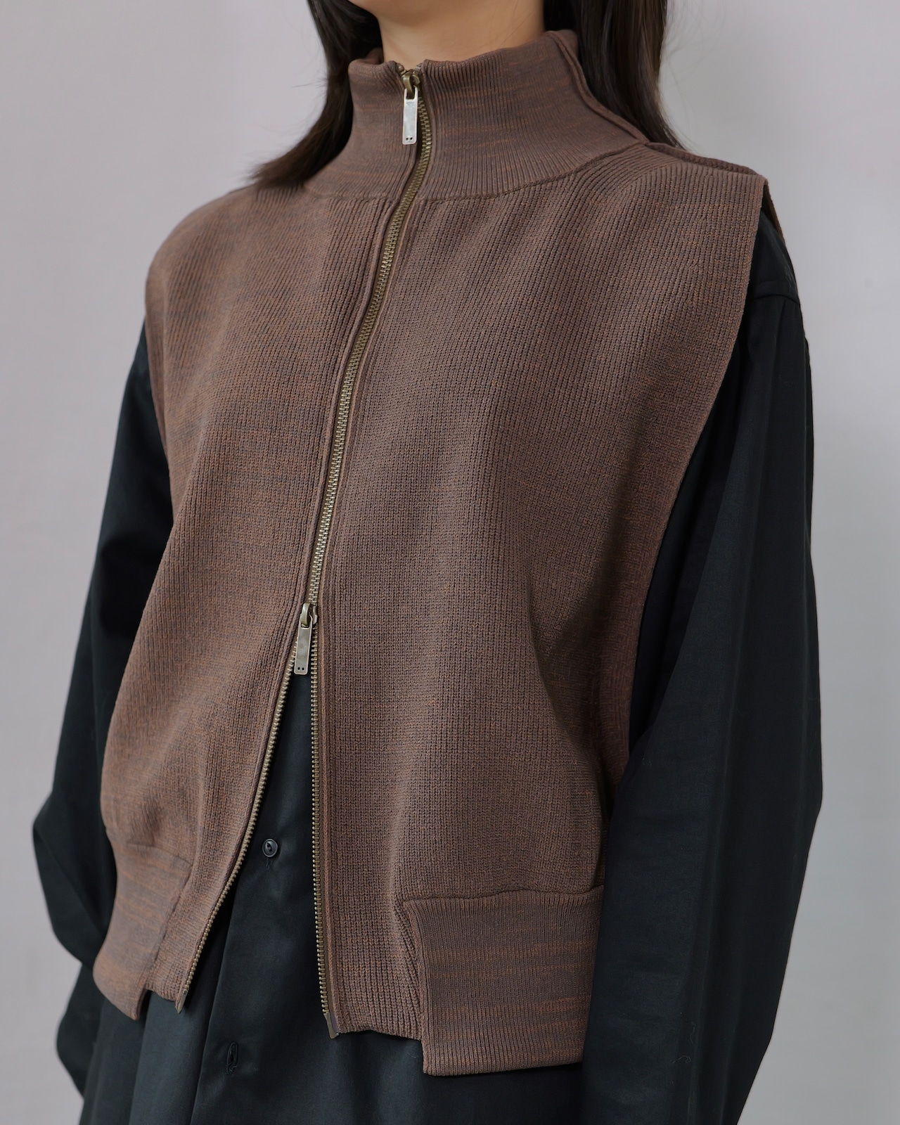i’m here - Driver’s Knit Vest :Brown|前後スイッチ/ダブルファスナー/立体リンクス