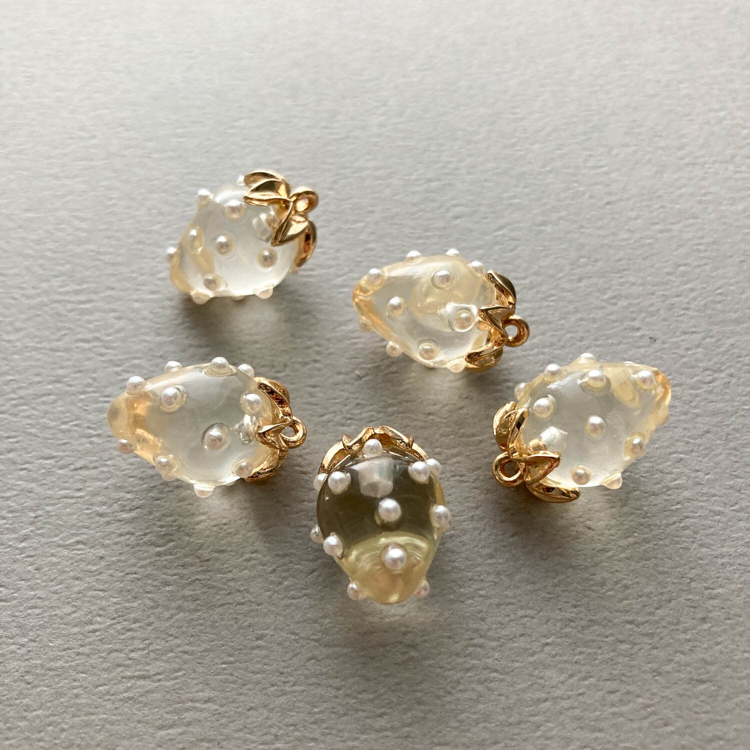 つぶつぶパールのいちごチャーム | Dua-アクセサリーパーツショップ