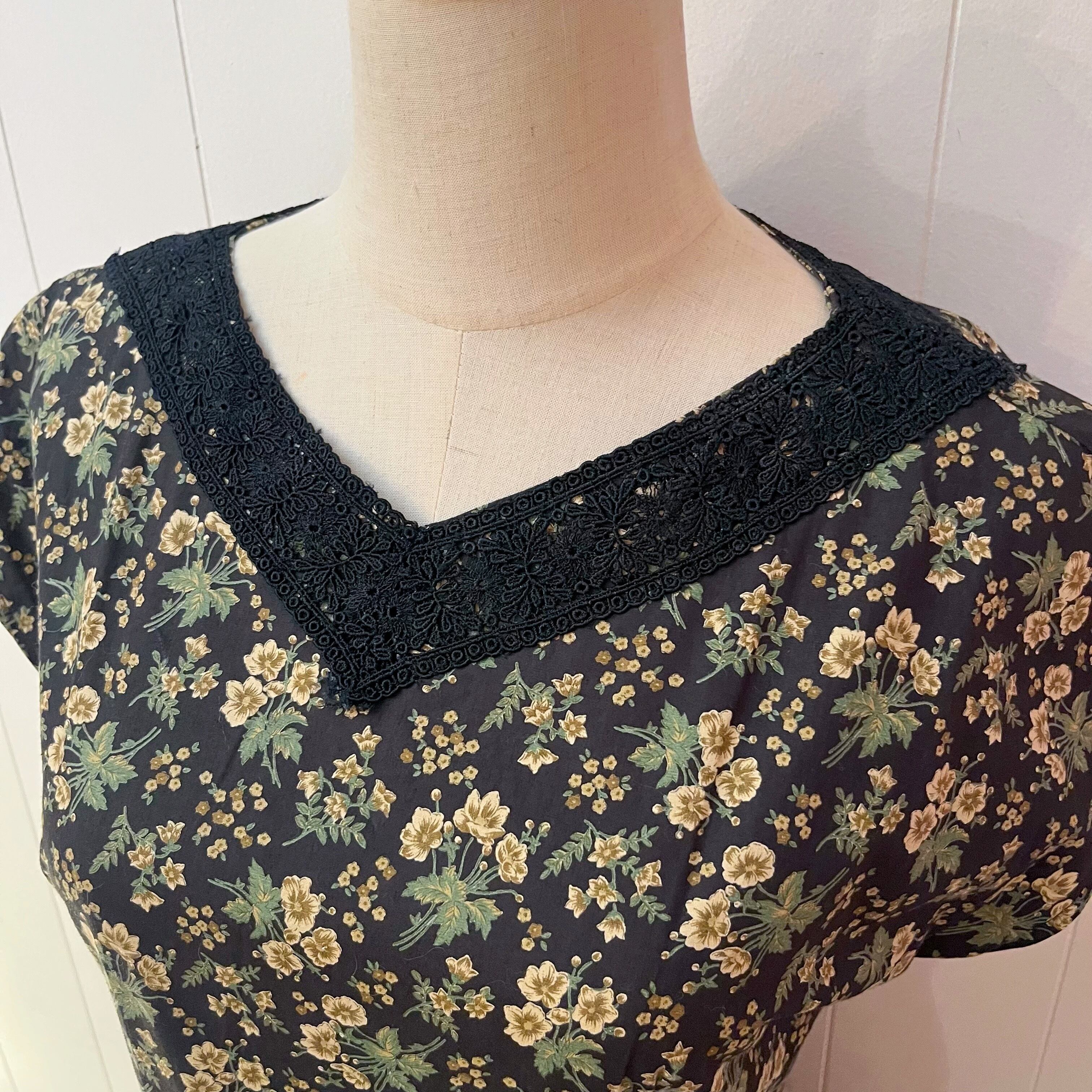 black lace flower tuck one-piece