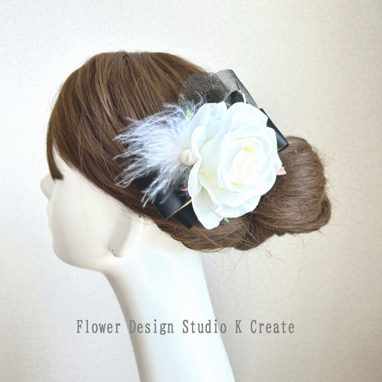 清楚な白い薔薇とふわふわフェザーのヘアクリップ 白いバラ 発表会