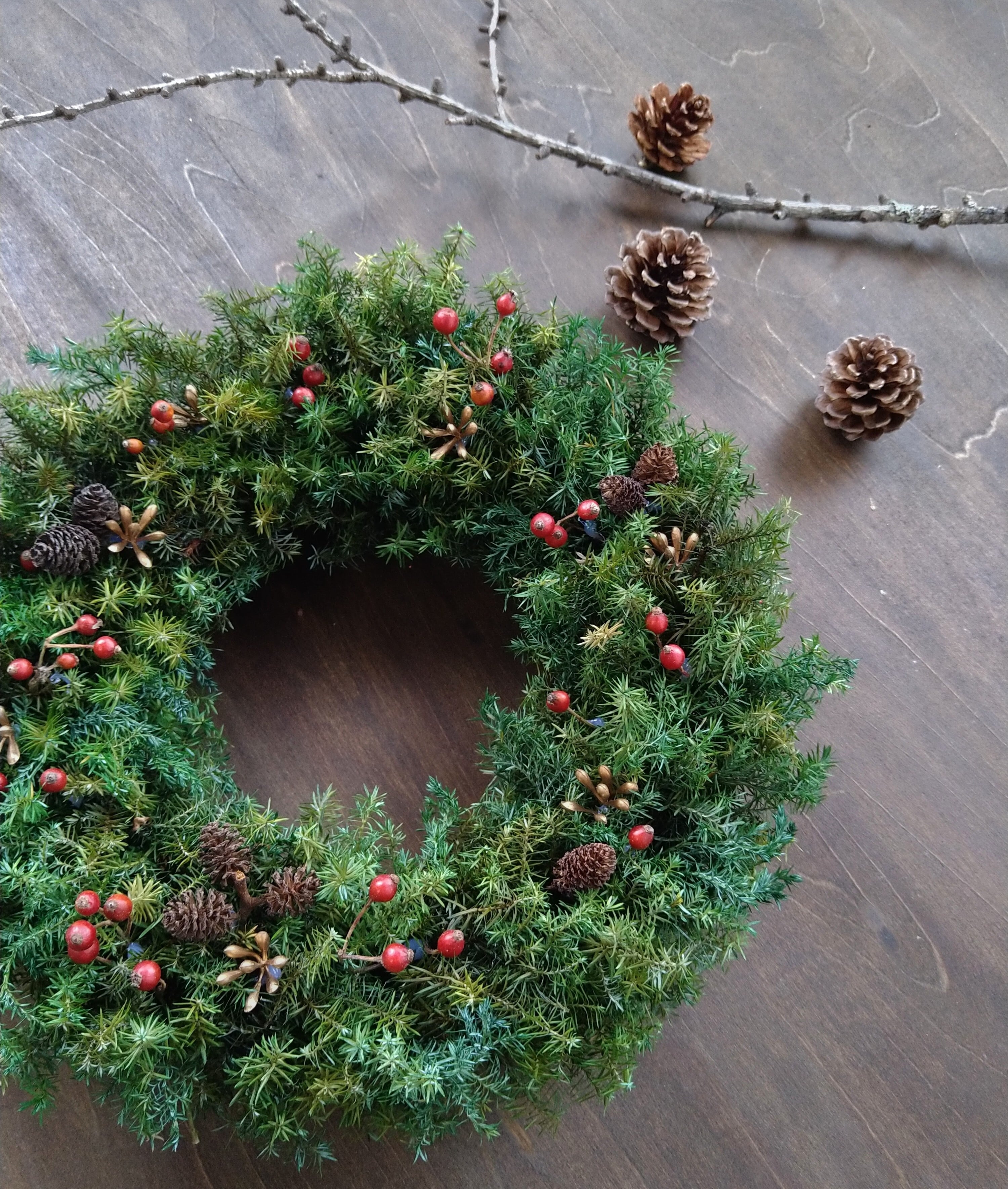 真っ赤な木の実のクリスマスリース グリーンと赤のインテリア