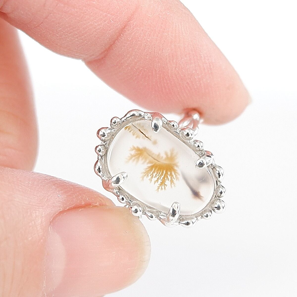 大自然が描いた小さなアート～ デンドリックチックアゲートの粒飾り