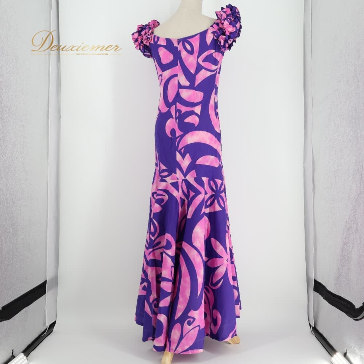 フラダンス 衣装 CC Fashions CCファッション ワンピース ドレス パープル系 プルメリア柄 ハワイアンプリント ハワイアンダンス ハワイアン アロハ フラ ダンス レッスン 練習 フリル袖 フレアスカート 紫 ピンク系 華やか 鮮やか かわいい おしゃれ 上品