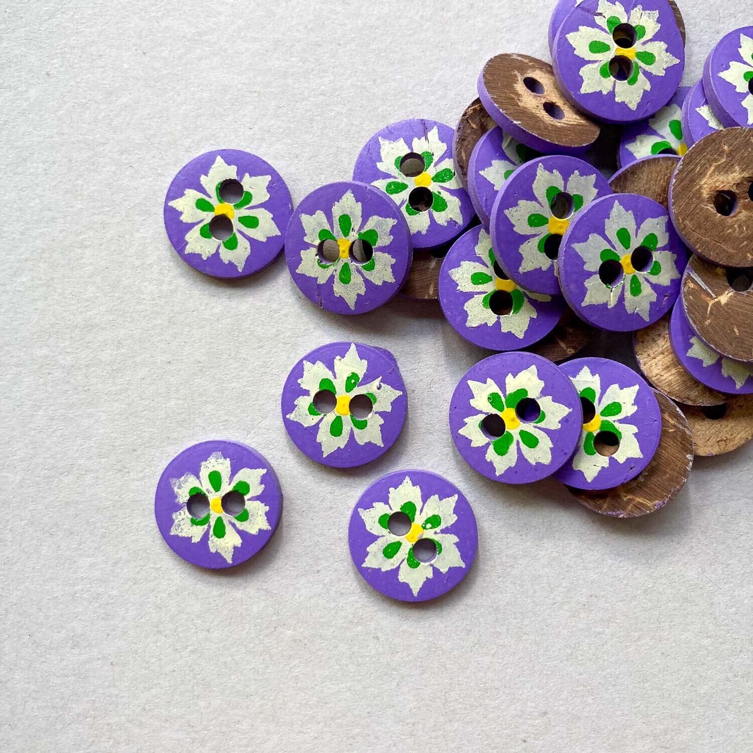 ココナツボタン 薄紫×白い花（18mm） | Dua-アクセサリーパーツショップ