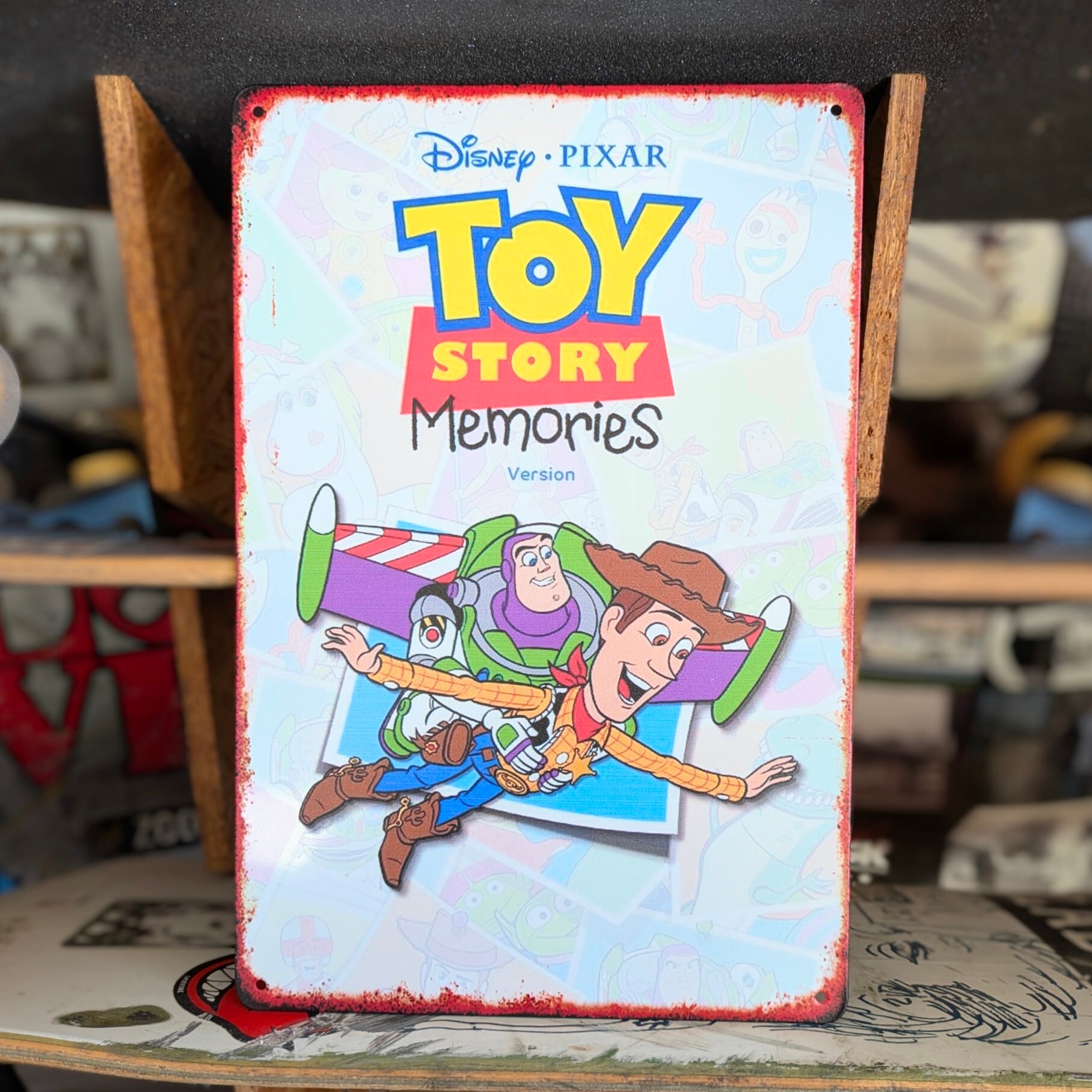 送料無料！ちょうどいいブリキ看板【 TOY STORY（ トイ・ストーリー ）】 『 MEMORIES 』トイストーリー / METAL SIGN / メタルサイン / ブリキ看板 / サインボード / ビンテージ加工 〚アメリカン雑貨 アメトイ〛