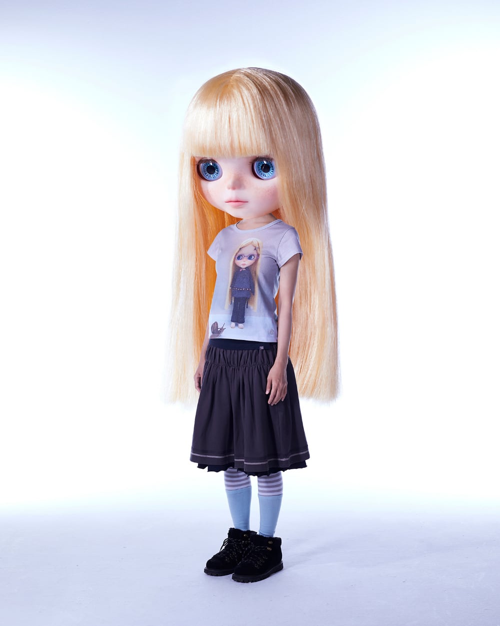 ☆[RESELL][COYSEIO] COYSEIO X BLYTHE GRAPHIC T-SHIRT LIGHT BLUE