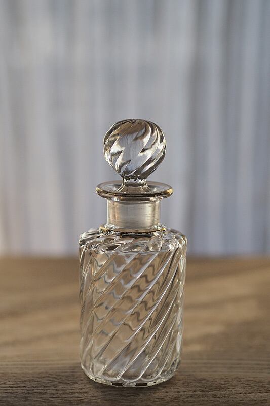 ガラス越し螺旋スパイラル-antique baccarat perfume bottle