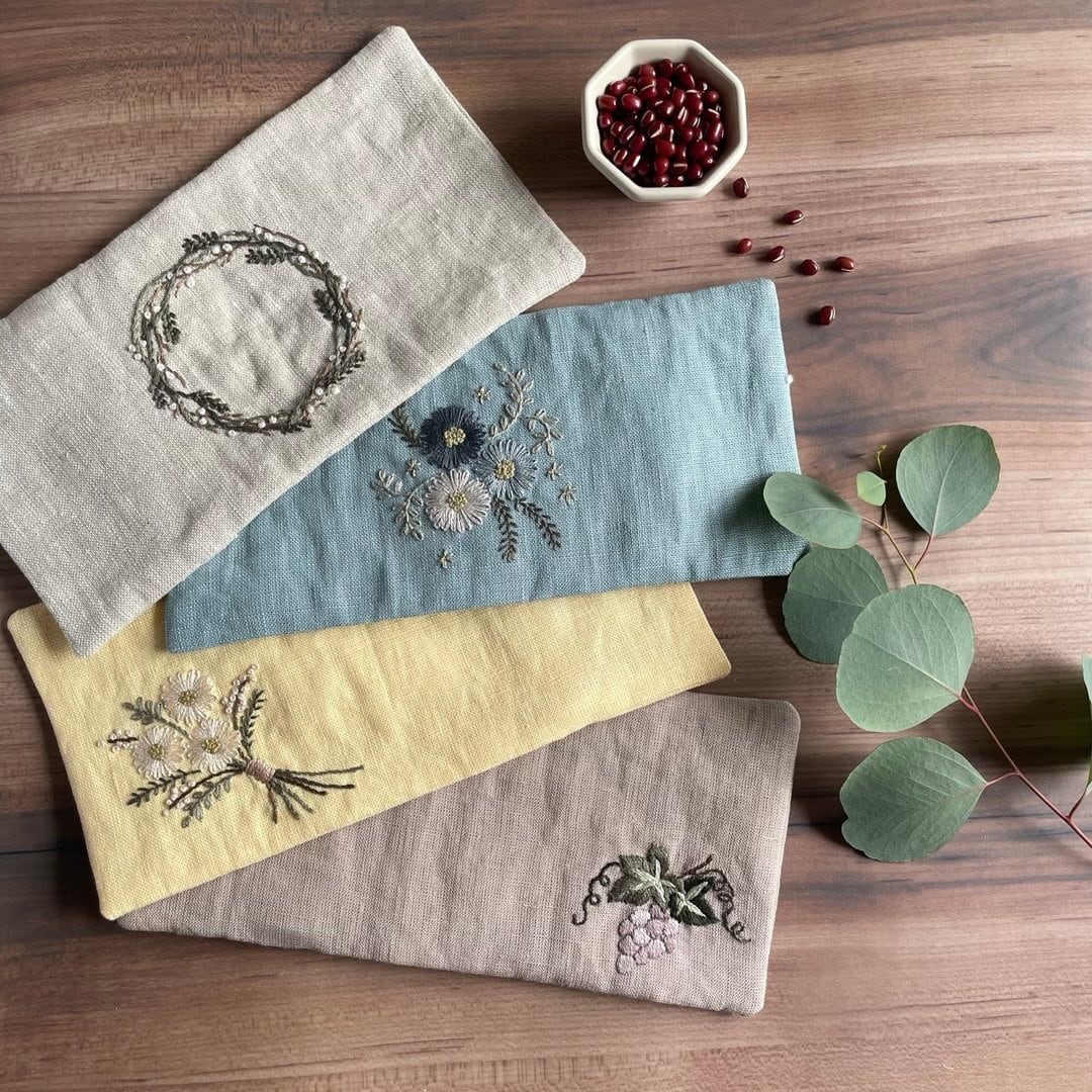 心ほぐれる＊花刺繍の温熱あずきアイピロー（イエロー） | 花と糸と。