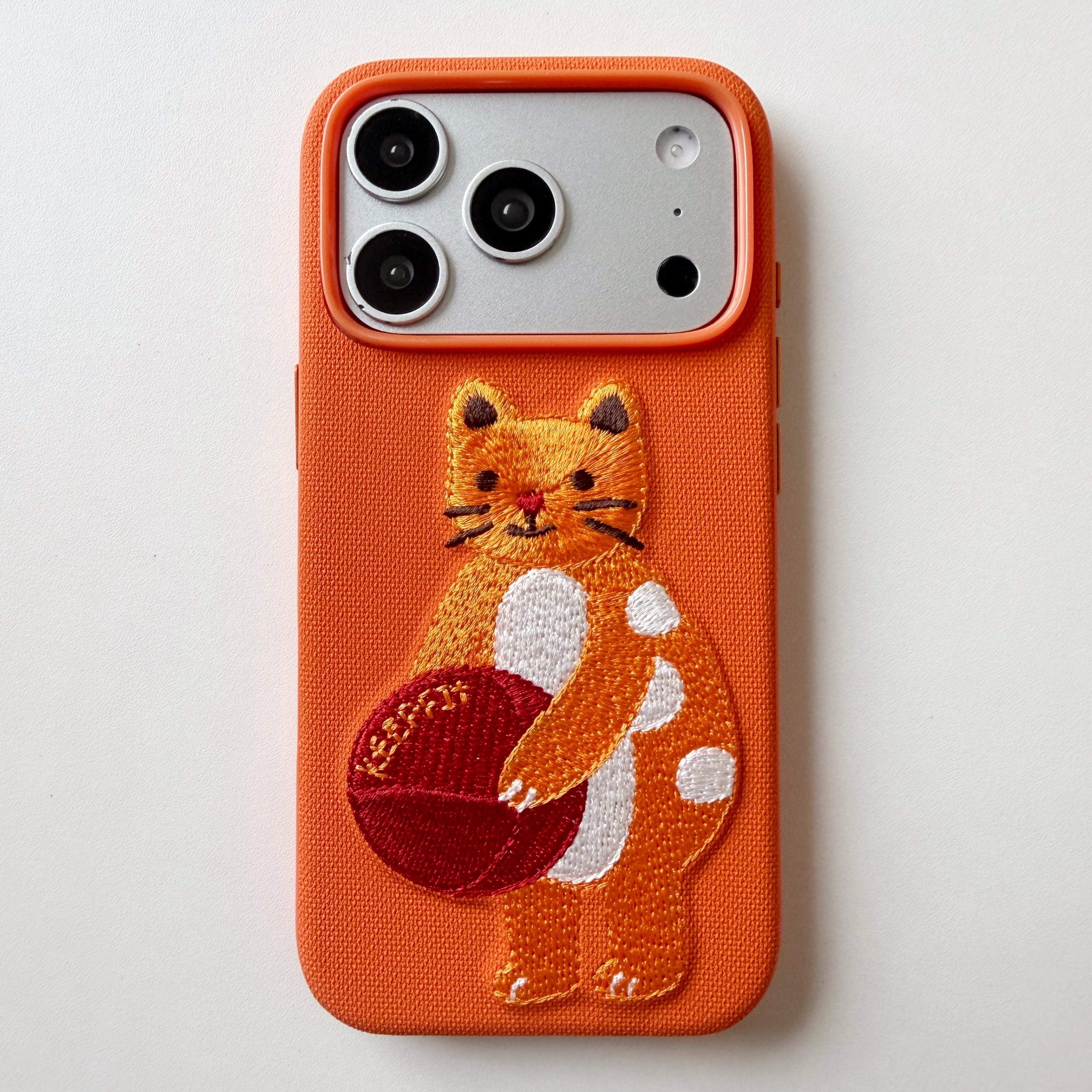 動物 刺繍 iPhone 18 17 16 15 ケース ファブリック 耐衝撃