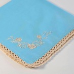 手刺繍ハンカチ　　クロシェの縁取り　ターコイズブルー×シャンパンベージュ　