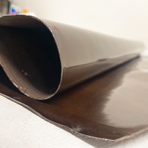 牛革　エナメル　こげちゃいろ【約37ds / 約1.2mm厚】キズ有り　L11F-016