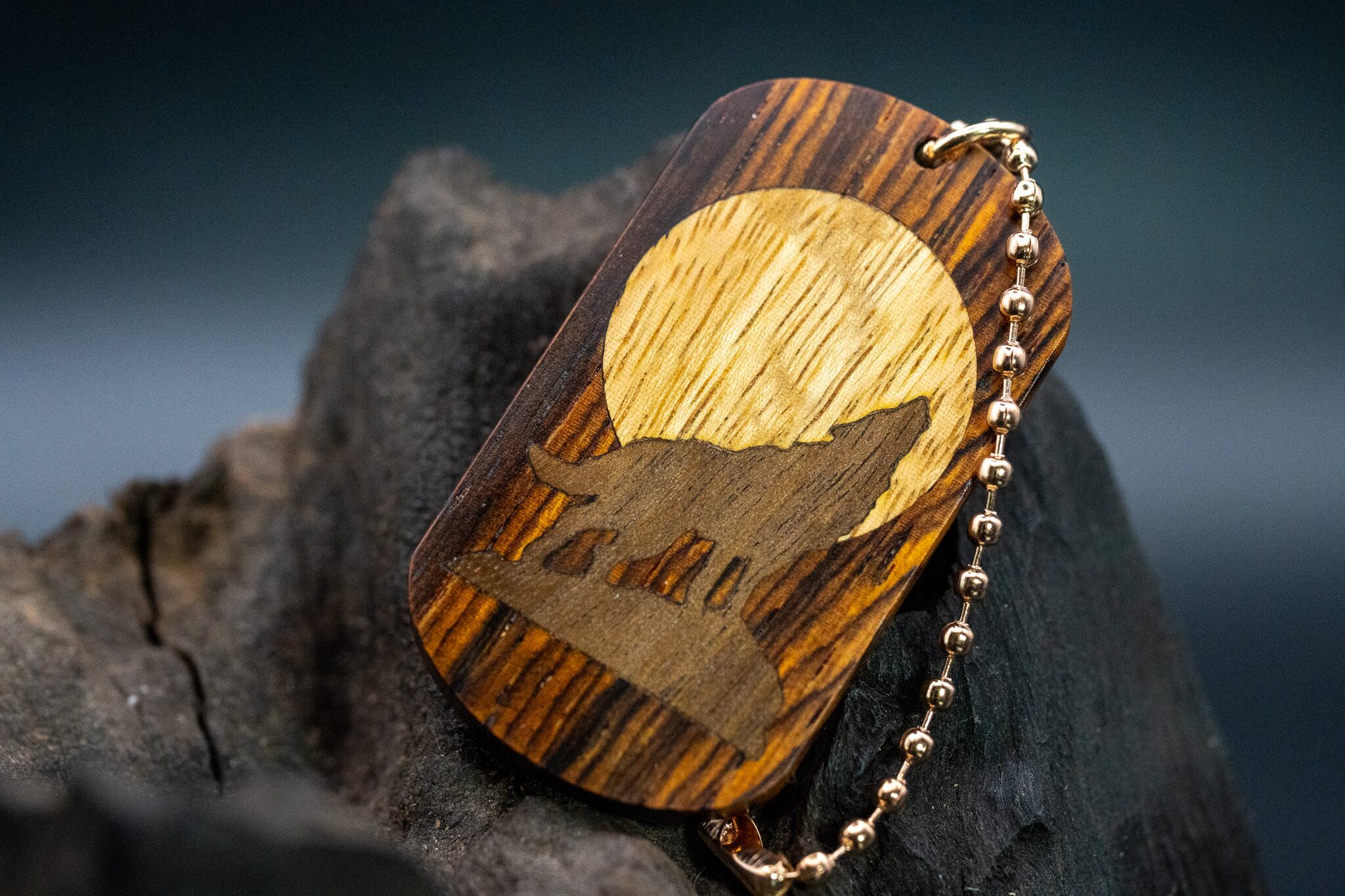 【 エスニックなローズウッド 】ココボロ ドッグタグ 象嵌 月と狼