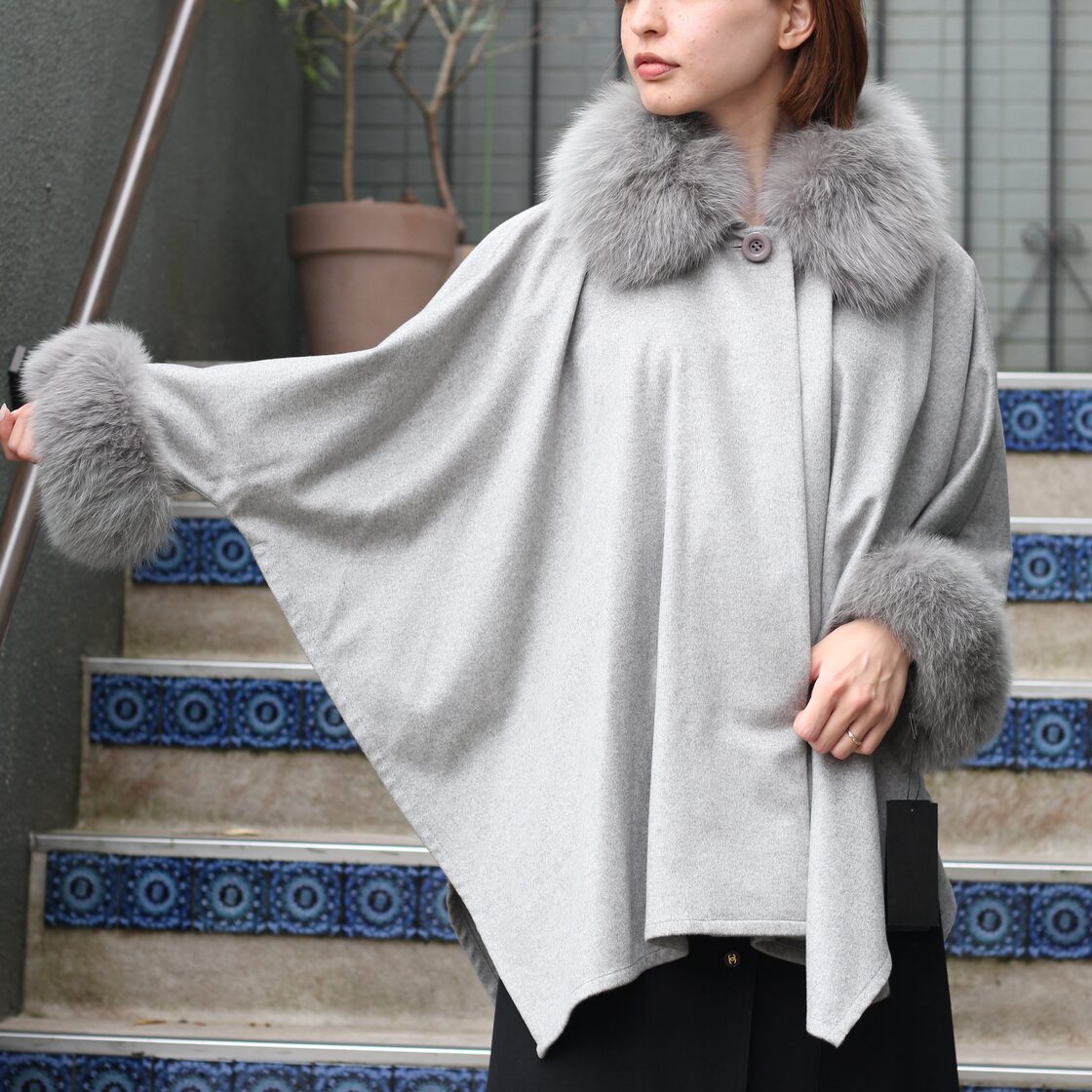 優しい雰囲気のカシミヤ100%フォックスファー付きケープポンチョ灰  