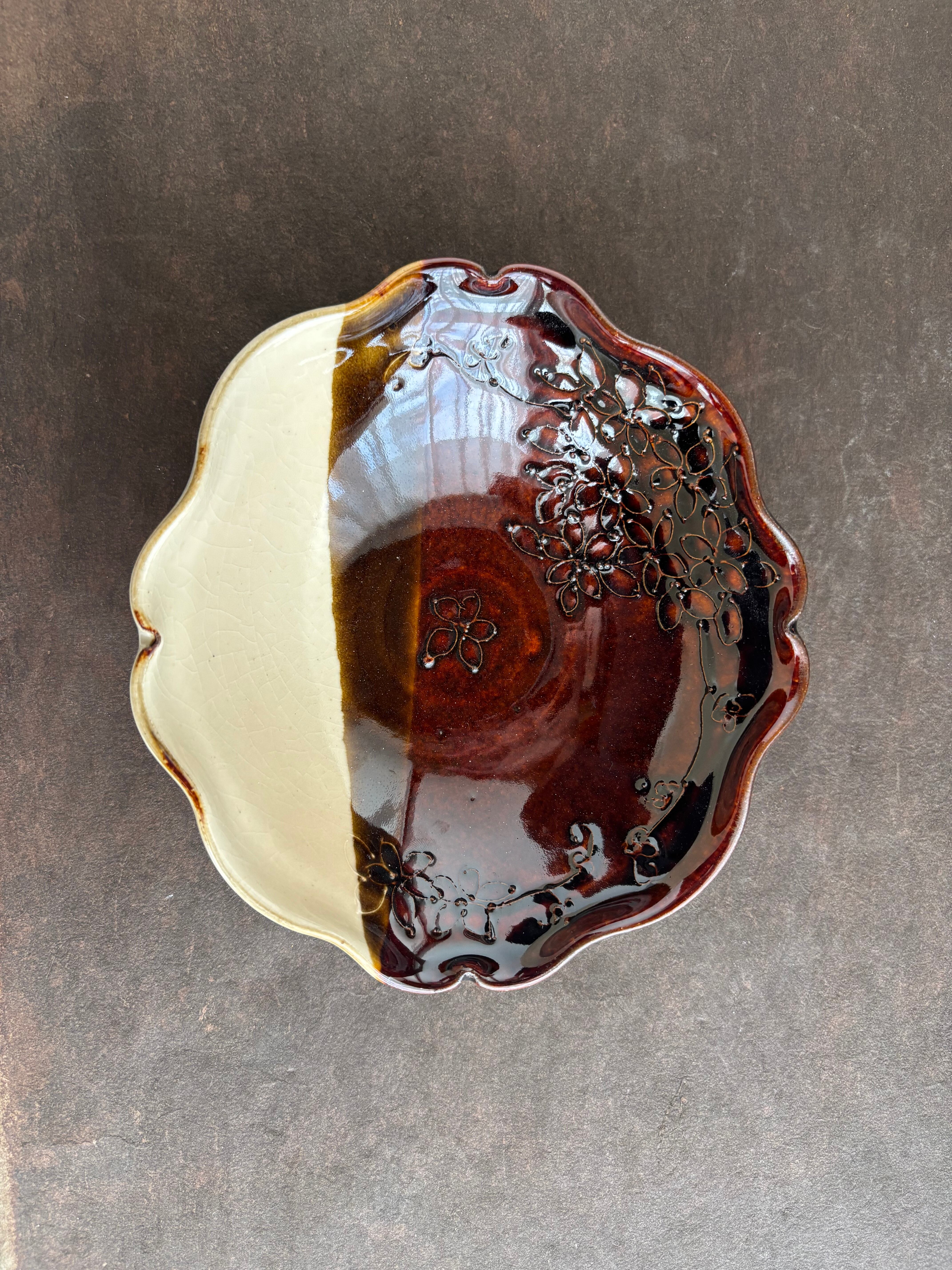 土和のルリエフ飴釉　お花形ひらひら鉢