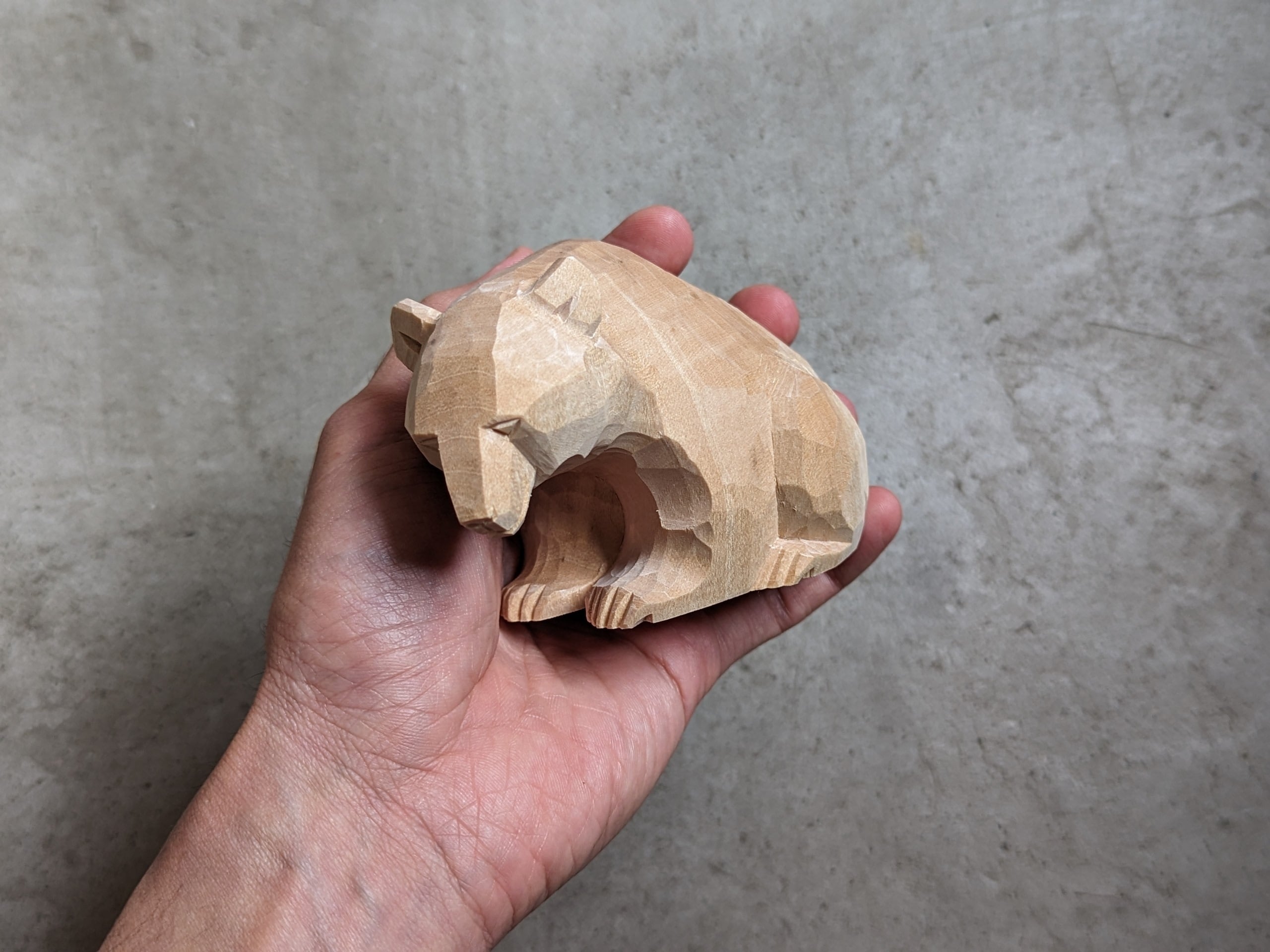 賀上隼敬 座り熊（全身）「お座り」 | 木彫りの熊 | inoya | Basic