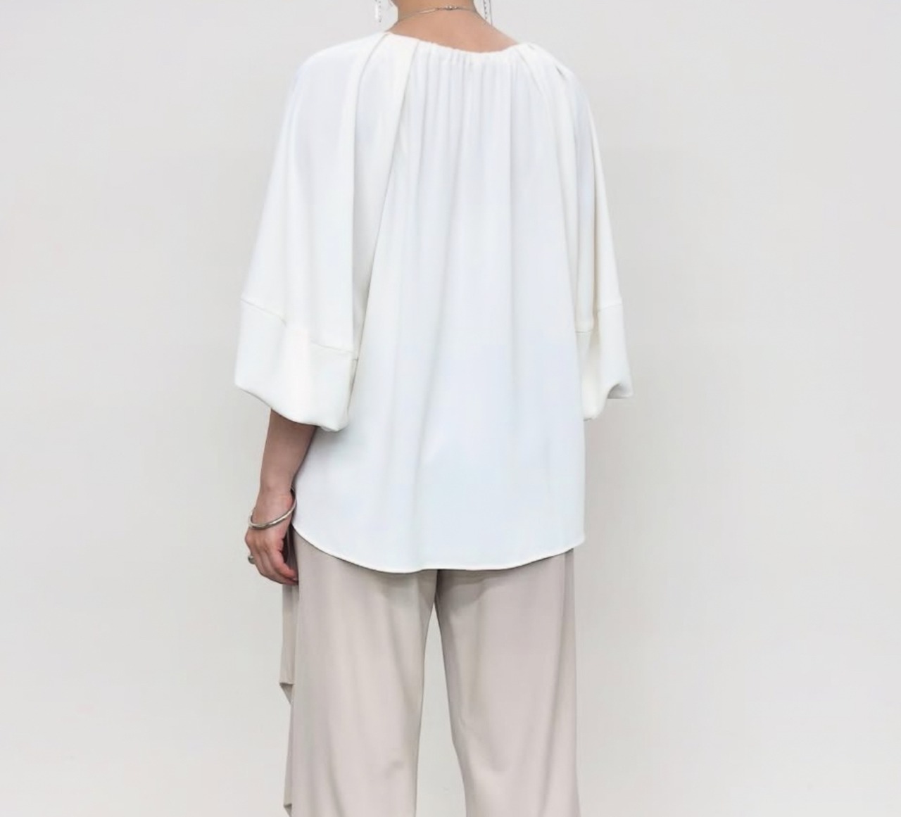 NUS シルキーツイル　タックデザインボリュームブラウス　12-35002