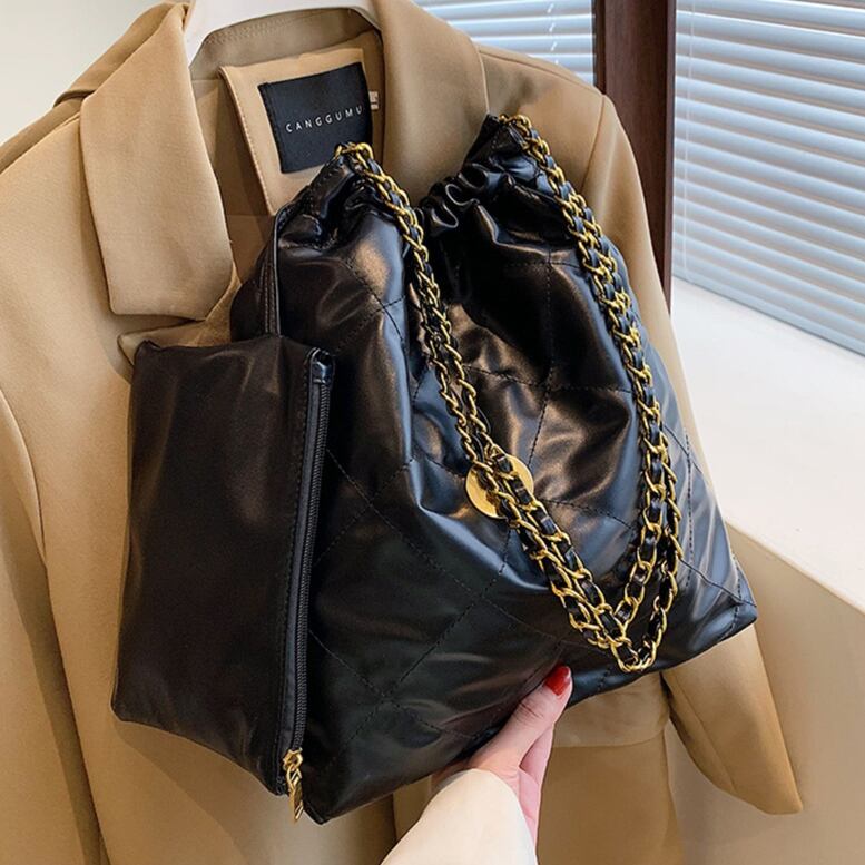 キルティングレザーバッグ】ショルダーバッグ ポーチ付き 巾着型