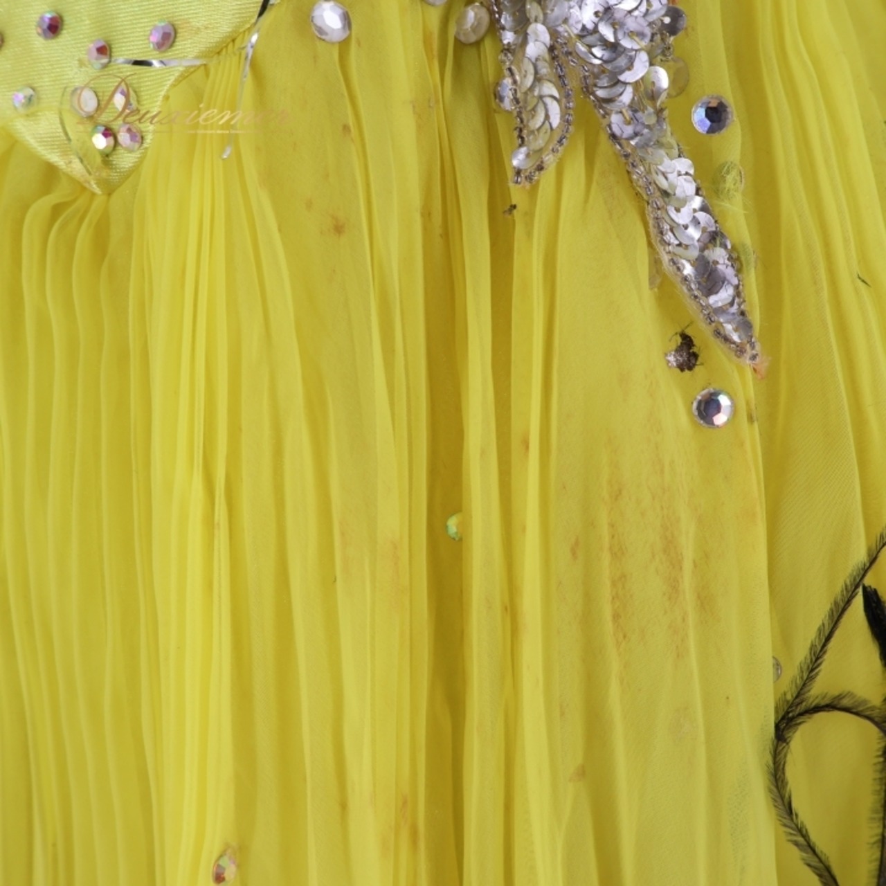 社交ダンス 衣装 スタンダード ドレス ワンピース 黄色 装飾 フリル ボリューム シルバー ダンス パーティ 発表会 黒 イエロー系 ブラック系 フロア映え ボリューム感 フェザー ファー 大人用 衣装 コスチューム パフォーマンス 目立つ おしゃれ 豪華